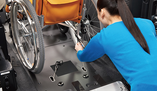 車椅子固定装置（電動式）