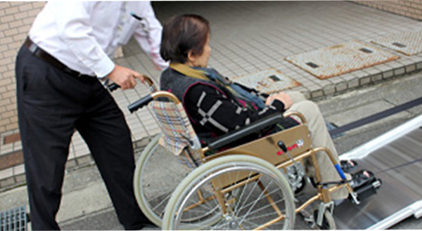 車いす後退防止ベルトで、安全に乗車できます